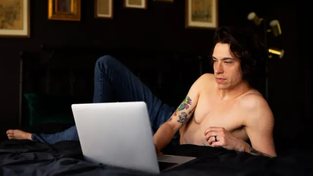 Junge Männer schauen gerne Pornos im Internet