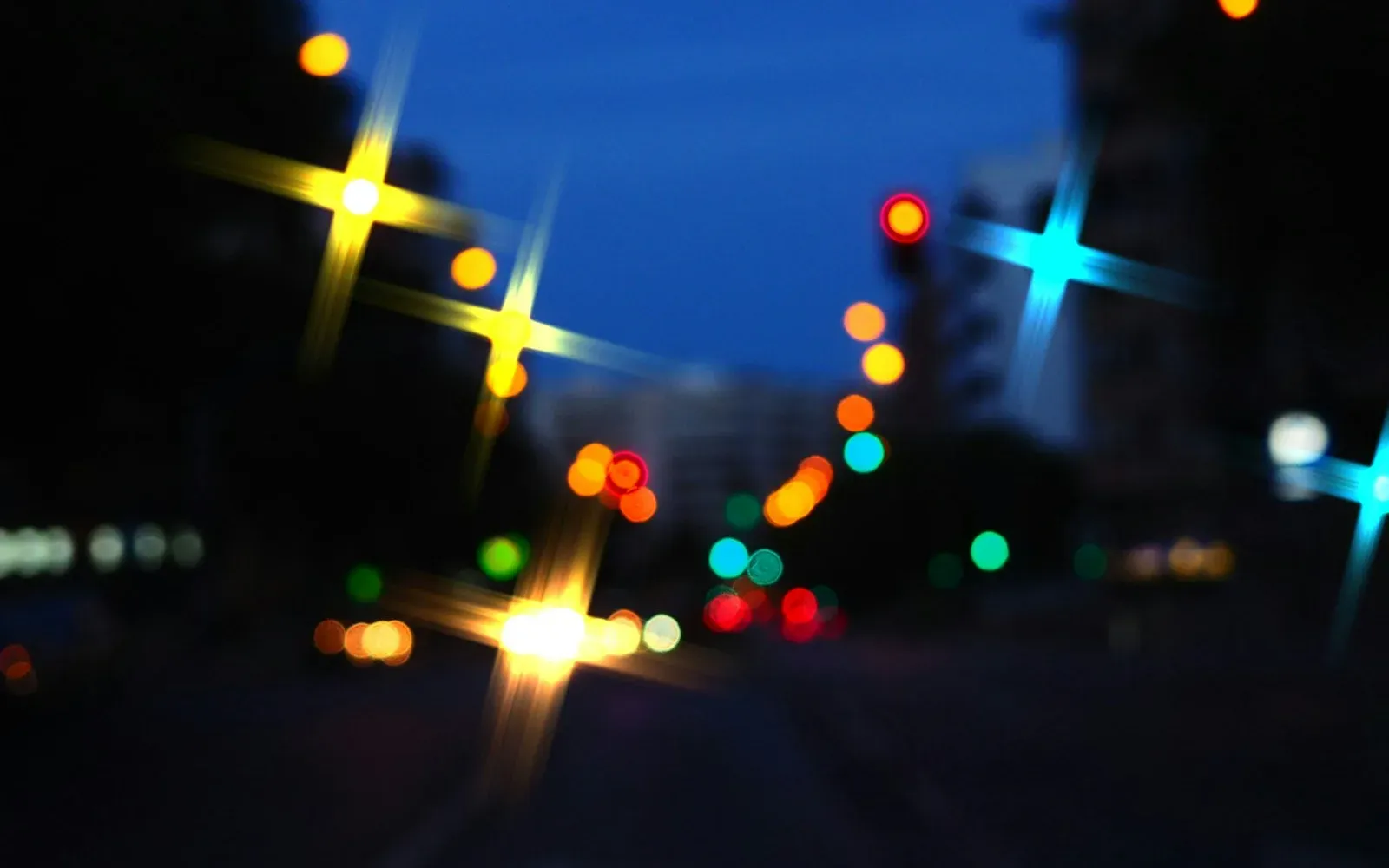 Unscharfe bunte Lichter einer Stadtstraße bei Nacht – Sextreffen in der Nähe finden