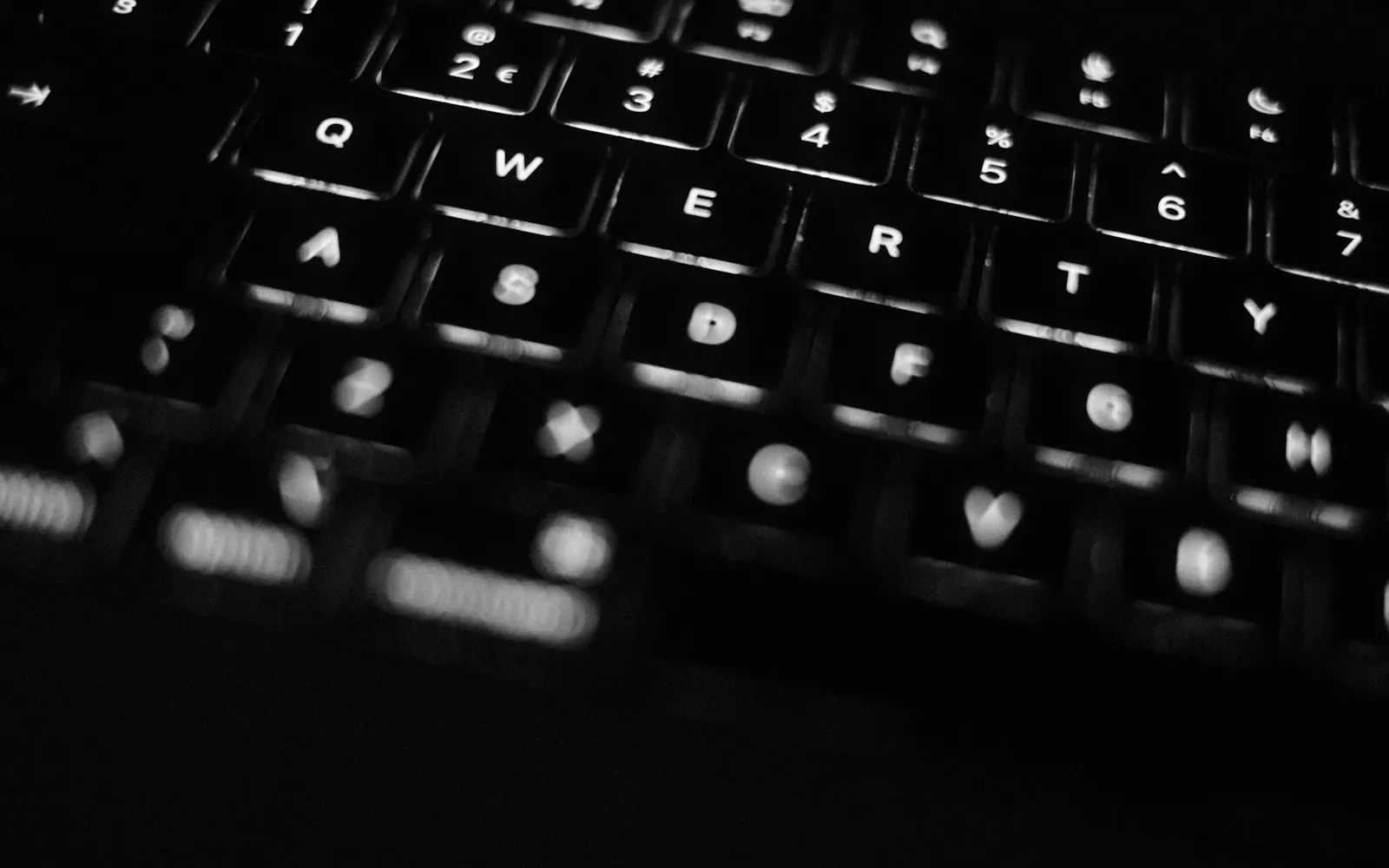 Beleuchtete Laptop-Tastatur in einem dunklen Raum – Huren Test Forum und Freierforen erklärt
