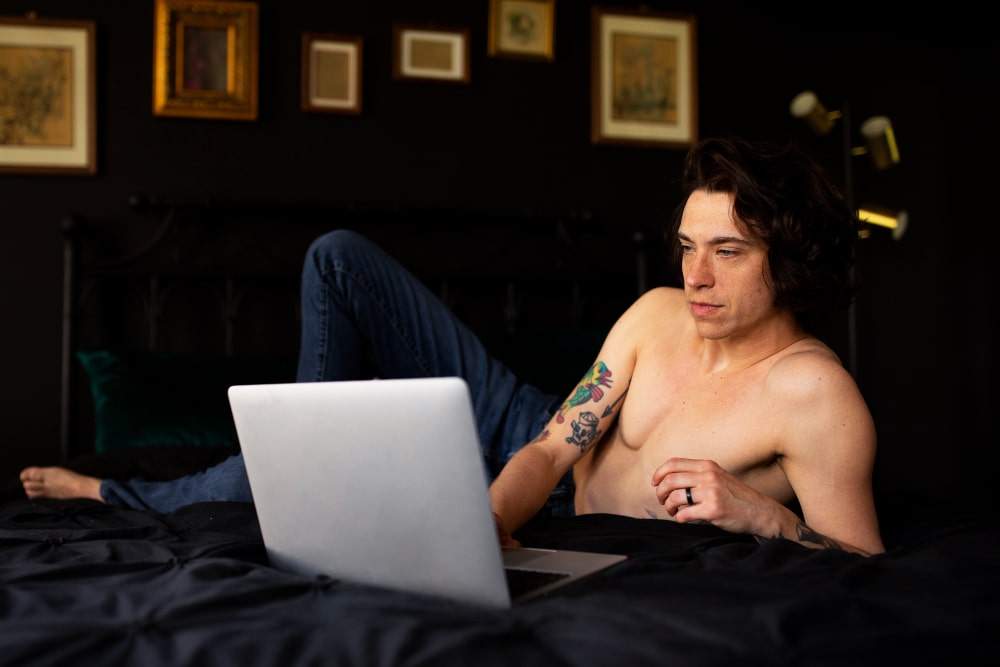 Junge Männer schauen gerne Pornos im Internet
